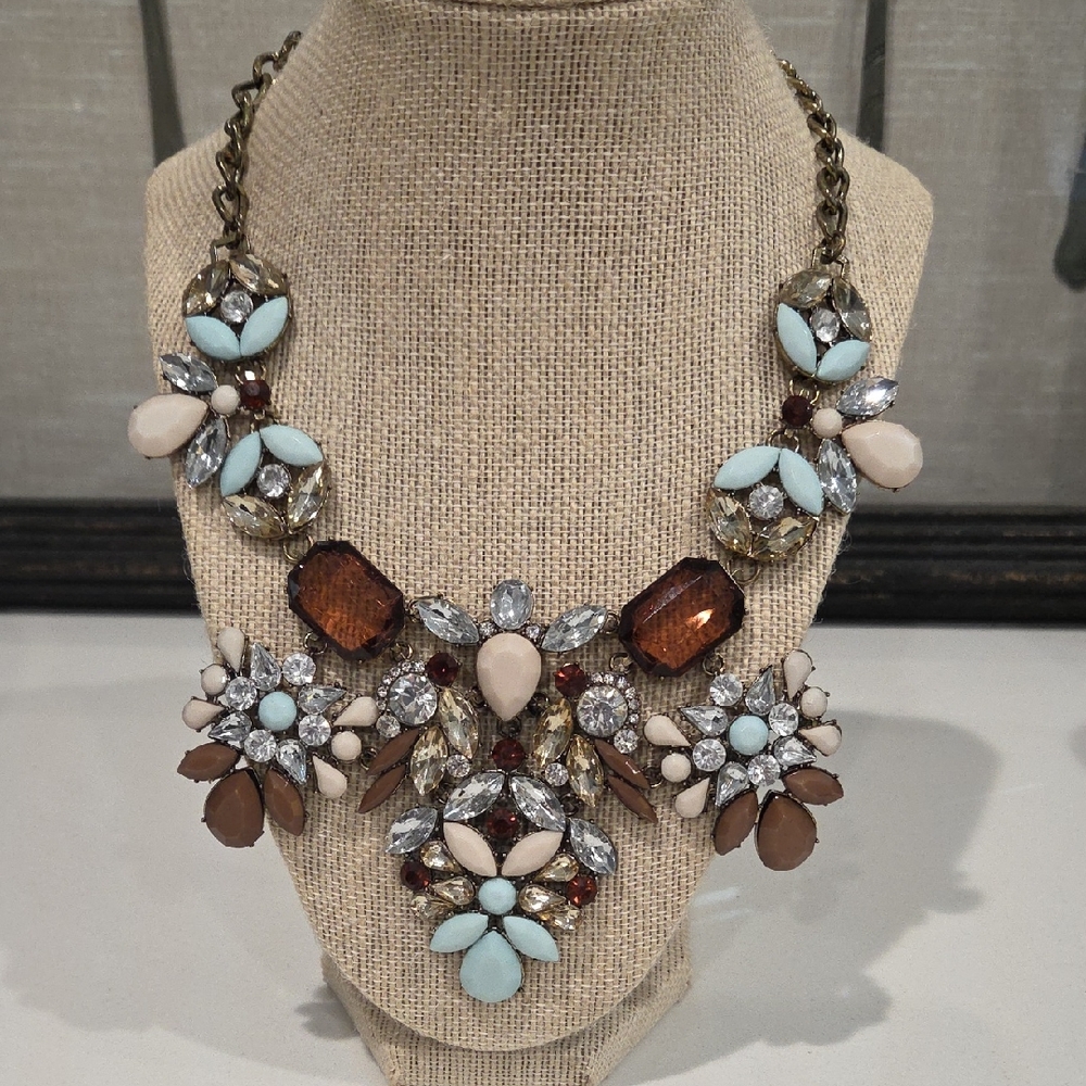 Chic Floral Gemstone Necklace